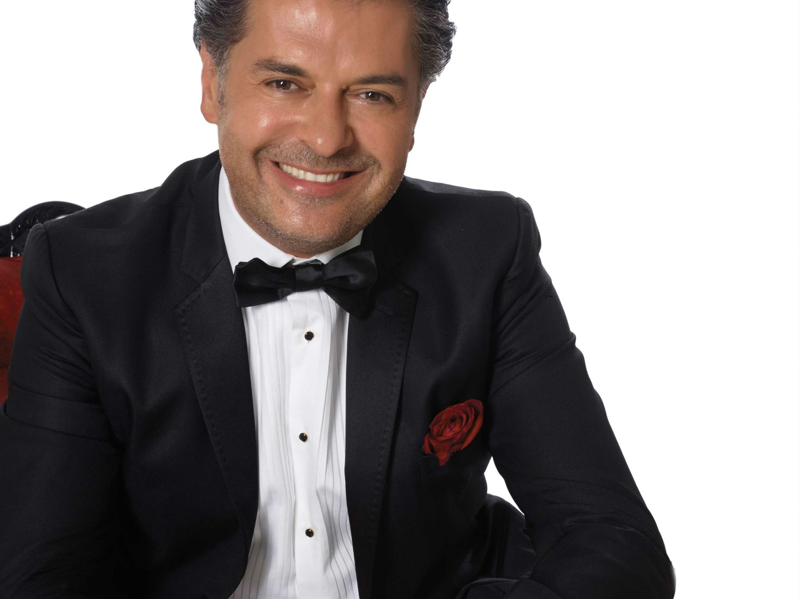 Lebanese Superstar Ragheb Alama Performs in Bahrain Bay